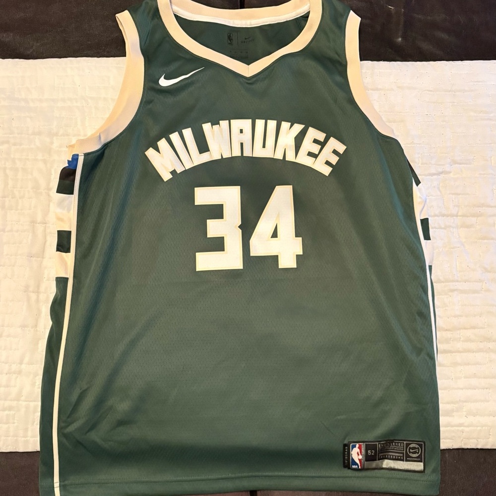 Nike Milwaukee Basketball Jersey - Dark Green and White Giannis Antetokounmpo
